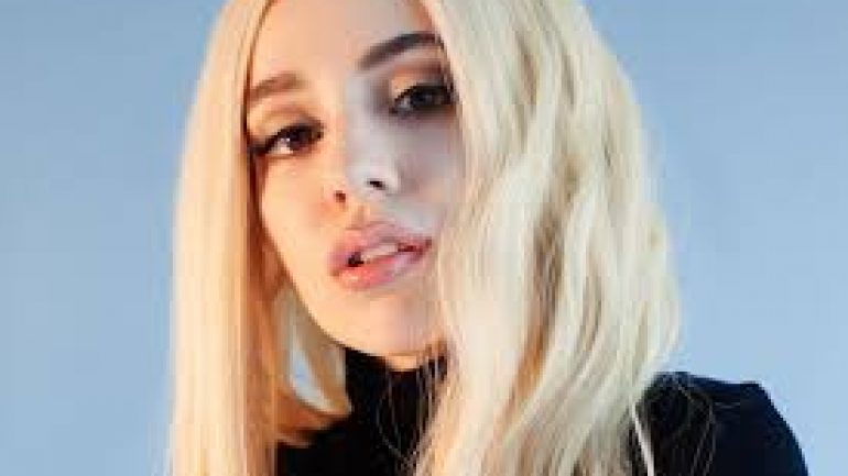 Ava Max – Taille – Poids – Mensurations – Couleur des yeux