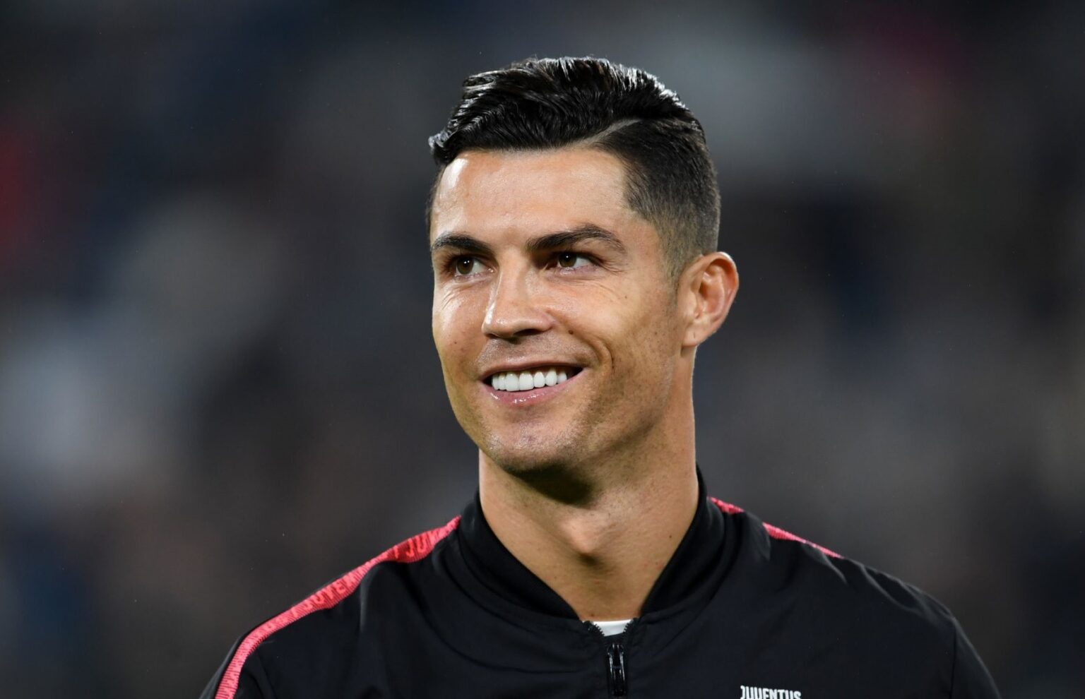 Cristiano Ronaldo Taille Poids Mensurations Couleur des yeux